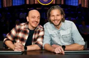 Rateteam-Kapitän Bernhard Hoëcker (l.) und der Schauspieler Sebastian Ströbel (r.) bilden ein Rateteam.
