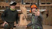 Daniel Aßmann (r.) erlebt die Künste von Kettensägenkünstler Andreas Stentrup in Ascheberg.
