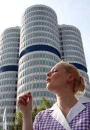 EinsPlus NIE WIEDER KEINE AHNUNG - ARCHITEKTUR, FOLGE 3, "Die drei wichtigsten Menschen im System "Architektur"", am Donnerstag um 20:15 Uhr. Enie van de Meiklokjes vor dem BMW Vierzylinder, er ist das Hauptverwaltungsgebäude und Wahrzeichen des Autoherstellers BMW in München.