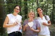 v.li.: Nadja Adams, Andrea Koch und Jessica Schönfeld mit ihren selbst gemachten Holzherzen.