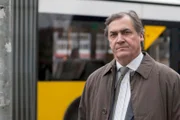 Ein Mineralwasserbrunnen ist vergiftet worden - Kommissar Bleyle (Michel Kleiber) will nicht, dass Huck sich in seine Ermittlungen einmischt.