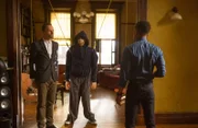 Holmes (Jonny Lee Miller, l.) prüft Bell (Jon Michael Hill, r.) auf Herz und Nieren, damit dieser seine Prüfung zum Polizeioffizier besteht ...