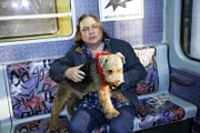 Bernd (Volker Herold) hat sich mit dem Hund angefreundet und hofft, durch diesen einen Weg zur Annäherung mit Helga zu finden.