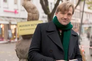 Ein Mineralwasserbrunnen ist vergiftet worden - Huck (Patrick von Blume) soll im Auftrag von Anwältin Katja ermitteln.