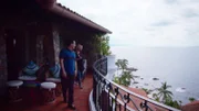 Andrew Christians Leben als Modedesigner in Los Angeles ist schnelllebig und hektisch. Um von seinem Alltag herunterzukommen, sieht er sich nach einem zweiten Zuhause in Puerto Vallarta in Mexiko um. Er sucht nach einer großen, hochmodernen Wohnung in der Altstadt und muss feststellen: Modern und Altstadt passen nicht zusammen. Doch Aufgeben ist keine Option.