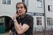 Staller (Helmfried von Lüttichau) gibt die Erkenntnisse seiner verdeckten Ermittlung per Handy weiter.