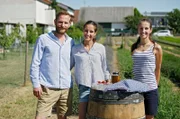 v.li.: Christian Weiß, Jessica Schönfeld und Rebecca Schönfeld warten auf die Ankunft der Landfrauen.