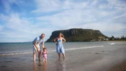 Jetzt, da Neil und Claire ein Baby haben, sehnen sie sich nach einem einfacheren Lebensstil. Als Neil ein Jobangebot erhält, ziehen sie quer durch Australien in die abgelegene nordwestliche Ecke von Tasmanien. Claire ist besorgt über den Mangel an sozialen Kontakten und drängt darauf, in der Nähe der Stadt zu leben - Neil hat sein Herz an eine ländlichere Umgebung mit toller Aussicht verloren.