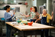 (v.l.n.r.) Randi (Kyla Pratt); Kat (Mayim Bialik); Phil (Leslie Jordan)