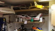 Von einem Aufwind zum nächsten: In dieser Folge konstruieren die Modellbau-Cracks historische Segelflieger. Dabei sind Erfahrung und Improvisationstalent gefragt, denn lückenlose Baupläne findet man für die alten Luftfahrzeuge nur selten. Andreas und sein Teamkollege Erik tüfteln an einer Hütter H-17 im Maßstab 1:2, und Bastel-Freak Patrick aus der Schweiz hat sich die Elfe P2 (HB 402) ausgesucht. Beim großen Finale auf der Messe in Dortmund müssen die Full-Scale-Nachbauten ihre Flugtauglichkeit unter Beweis stellen.