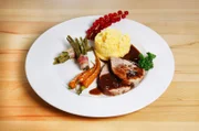Die Hauptspeise: Rinder-Rolle aus dem Römertopf mit Schokosauce, Gemüse und Kartoffel.