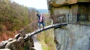 Reporter Daniel Aßmann vor den Externsteinen in Horn-Bad-Meinberg.