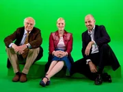 SWR Fernsehen NIE WIEDER KEINE AHNUNG - ARCHITEKTUR, FOLGE 1, "Die ganze Architekturgeschichte in zehn Gebäuden", am Donnerstag um 22:30 Uhr. V. li.: Architekt Andreas Hild, Enie van de Meiklokjes und Professor Raimund Wünsche vor der Glyptothek in München bei der Bildbegehung (greenscreen Studio).