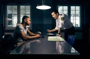 Die Befragung von Philipp Bender (Patrick Isermeyer, l.) durch Moritz (Ferdi Özten, r.) ergibt nichts.