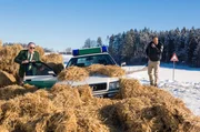 Die Bremsen am Streifenwagen haben versagt. Hubert (Christian Tramitz, r.) und Girwidz (Michael Brandner, l.) landen in einem Haufen aus Strohballen und kommen mit dem Schrecken davon.