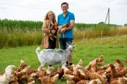 Gastgeberin Petra Spinne-Balster mit ihrem Mann Richard. Auf dem Hof Spinne leben 2000 Legehennen und 200 Weidehähnchen.