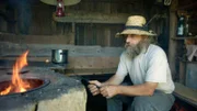 Elmar "Hube" Schroffenegger vor dem Lehmherd, Steinegg, Südtirol