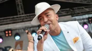 Der Sommer ist da! Also nix wie raus und das am besten mit dem richtigen Soundtrack auf den Ohren. Ob "In the Summertime", "Pack die Badehose ein" oder "Mambo No. 5" - diese Songs sind legendär und absolute Ohrwurm-Knaller. Wir feiern 30 sonnige Urlaubshits - von den 50er Jahren bis heute. Songs, bei denen immer die Sonne scheint und die wir nie vergessen werden. Songs, die ins Herz und in die Beine gehen. Also: Tanzen, singen und feiern Sie - 30 sonnige Urlaubshits. Mit dabei sind u.a. Conny Froboess, Lou Bega (Foto), Caterina Valente, Mungo Jerry, Nina Hagen, Jürgen Drews, Madonna, Scott McKenzie, Shakira, Bläck Fööss, Peter Maffay und viele andere.