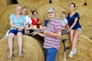 v.li.: Katja Bihlmaier, Andrea Engel, Nadja Adams, Philipp Lichtenthäler, Andrea Koch und Jessica Schönfeld beim kleinen Picknick im Stroh.