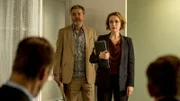 Chefinspektor Evert Bäckström (Kjell Bergqvist) und Staatsanwältin Hanna Hwass (Livia Millhagen) ziehen an einem Strang.