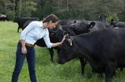 SWR Fernsehen LECKER AUFS LAND, FOLGE 1, "Zu Katja Bihlmaier auf die Ostalb", am Mittwoch um 20:15 Uhr. Landfrau Jessica Schönfeld mag Kühe und traut sich nahe heran zum Streicheln.