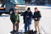 Hubert (Christian Tramitz, r.) und Girwidz (Michael Brandner, l.) entdecken auf einer Wiese einen verunglückten Motorradfahrer. Rappenglück (Peter Rappenglück, M.) braucht erst einmal ein ausgefülltes Antragsformular, bevor er abschleppt