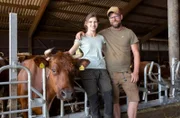 In der Voreifel in Düren liegt der Biohof der Familie Bochröder. Auf gut 200 Hektar Fläche werden unterschiedliche Getreide-, Gemüse- und Obstarten angebaut. Chef - und heutiger Gastgeber - ist Christoph Bochröder (36), der älteste von insgesamt fünf Brüdern, die alle auf dem Hof mitarbeiten. Hier Christoph Bochröder mit seiner Freundin Shannon.