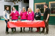 Nach dem Spargelschälwettbewerb wird der Rohspargel direkt probiert, vl.: Jessica Schönfeld, Ina Lichtenthäler, Katja Bihlmaier, Andrea Engel, Andrea Koch und Gregor Adams.