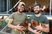 In der Voreifel in Düren liegt der Biohof der Familie Bochröder. Auf gut 200 Hektar Fläche werden unterschiedliche Getreide-, Gemüse- und Obstarten angebaut. Chef - und heutiger Gastgeber - ist Christoph Bochröder (36), der älteste von insgesamt fünf Brüdern, die alle auf dem Hof mitarbeiten. Hier mir seinem Bruder Jakob.