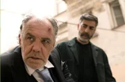 Borchert (Christian Kohlund, l.) wird von einer Gruppe Araber angegriffen und verletzt. Der Imam Sheik Ibrahim Al-Khatib (Neil Malik Abdullah) kommt ihm zur Hilfe.