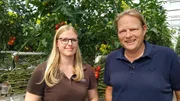 In Grevenbroich führt Kristina Humpesch (l) Vorkoster Björn Freitag durch das größte Tomaten-Gewächshaus NRWs.