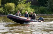 Vaclav (Robin Meisner, r) hat Tonja Hoffmann (Magdalena Kosch, M.) entführt. Sie fahren mit dem Schlauchboot flussabwärts (mit Komparsen).