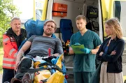 Jasper Scholz (Nils Malten, 2.v.l.) wird mit einem Schraubenzieher im Bein in die Notaufnahme gebracht. Seiner Frau Sabine Scholz (Bea Brocks, r.) ist das peinlich. Mikko Rantala (Luan Gummich, 2.v.r.) nimmt den Patienten auf.