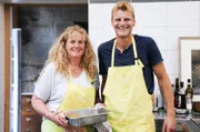 Bei den Vorbereitungen: Andrea Engel und ihr Sohn Eberhard in der Küche.