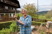Landfrau Jutta Braun aus dem Hochschwarzwald in ihrem Nutzgarten.