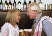 In Hermine Sticklers (Christine Ostermayer) Gasthaus gibt es mal wieder alle Hände voll zu tun (rechts: Wolfgang Hübsch als Gottfried Schnell).