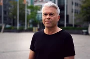 Am 1. Dezember 2023 hätte VIVA seinen 30. Geburtstag gefeiert. Doch 2018 war Schluss für den Musiksender, der seit 1993 wie kein anderer das Lebensgefühl einer ganzen Generation prägte und zum Sprungbrett für zahlreiche Stars wurde. ARD Kultur erzählt in drei Teilen - Aufstieg, Triumph und Fall - die Schlüsselmomente der Sendergeschichte. - Der ehemalige VIVA-Moderator Markus Kavka führt durch die zweite Folge der Dokumentation.