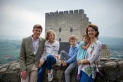 Familie Clam-Martinic vor ihrer Burg, Burg Clam