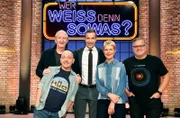 Moderator Kai Pflaume (M.) und seine Rateteam-Kapitäne Bernhard Hoëcker (v.l.) und Elton (r.) begrüßen in dieser Sendung den Komiker und Musiker Mike Krüger (h.l.) und die Komikerin Cordula Stratmann (2.v.r.).