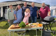 Weltmeisterlich grillen unter Campingbedingungen: Spitzenkoch Björn Freitag (2. v.r.) und Grillweltmeister Oliver Sievers (r.) zeigen, wie es geht.