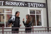 Staller (Helmfried von Lüttichau, l.) gibt sich bei der Besitzerin des Tattoo-Studios, Sophia Beyer (Victoria Sordo, r.), als interessierter Rocker aus.
