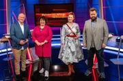 Gastgeber Florian Weber begrüßt im SWR Wissensquiz „Meister des Alltags“ prominente Kandidaten (v. li.): Telefonschreck Bodo Bach, Comedienne Meltem Kaptan, Moderatorin Enie van de Meiklokjes und Schauspieler Antoine Monot Jr.
