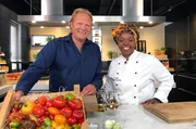 Kenia trifft Deutschland: Carol Waithira-Mühlenbrock und Björn Freitag (l) bereiten kreative Tomatensalate zu.
