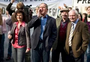 15 Uhr im Ersten. Demonstration gegen die ebenso größenwahnsinnigen wie unsozialen Pläne des Bürgermeisters: Thomas Stickler (Harald Krassnitzer, M.), Andrea Plattner(Katharina Stemberger, l.) und Gottfried Schnell (Wolfang Hübsch, r.) protestieren lautstark.