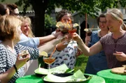 Die Landfrauen stoßen auf das erste Treffen auf dem Ugenhof in Herbrechtingen an.