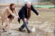 Die Erbschleicher Bodo von Thörwald und Katharina auf der Jagd nach Huhn Charlotte.