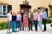 Im Schlosshof des Schlossgut Hohenroden bei Essingen v.li.: Nadja Adams, Andrea Koch, Katja Bihlmaier, Vincent Klink, Viola von Woellwarth, Philipp von Woellwarth, Ina Lichtenthäler, Andrea Engel und Jessica Schönfeld.