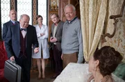 Baronin Henriette (Eva Maria Kurz, r.) will ihr Testament machen. (v.l.n.r) Bodo von Thörwald (Klaus Schindler), Prof. Mühlberger (Ernst Konarek), Pflegerin Katharina ( Jutta Fastian), Dr. Zierbe (Christian Ahlers) und Urban Fuchs (Peter Bongartz) haben sich um das Bett der Baronin versammelt.