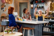 (v.l.n.r.) Sheila (Swoosie Kurtz); Kat (Mayim Bialik); Phil (Leslie Jordan)