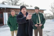 Hubert (Christian Tramitz, links) und Staller (Helmfried von Lüttichau, rechts) auf dem Boxerhof mit dem Sozialarbeiter Norbert Dorfner (Mario Irrek).